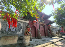 不止西南聯(lián)大，一位作家對十所抗戰(zhàn)內遷大學的追尋　　這是一場持續(xù)8年的行走，和十條穿越硝煙的遷徙之路。2017年春，四川作家聶作平……[詳細]