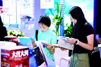 第31屆北京圖博會網(wǎng)絡文學專題展吸引觀眾閱讀。資料圖片