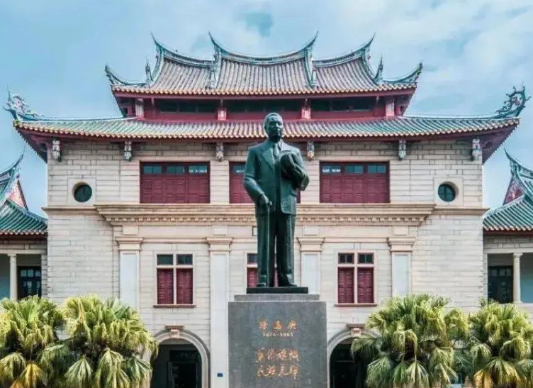 陳嘉庚1940年考察抗戰(zhàn)中的中國大學　　陳嘉庚（1874—1961）是著名愛國華僑領袖，被毛澤東譽為“華僑旗幟，民族光輝”。[詳細]