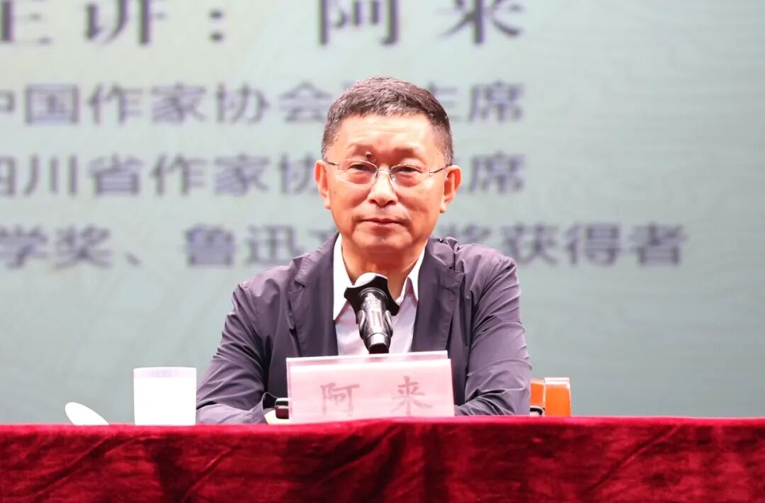 阿來(lái)為當(dāng)?shù)刈髡?、讀者帶來(lái)一場(chǎng)題為《蘇東坡與黃庭堅(jiān)：兩位文化巨人對(duì)中國(guó)文化的影響》的講座