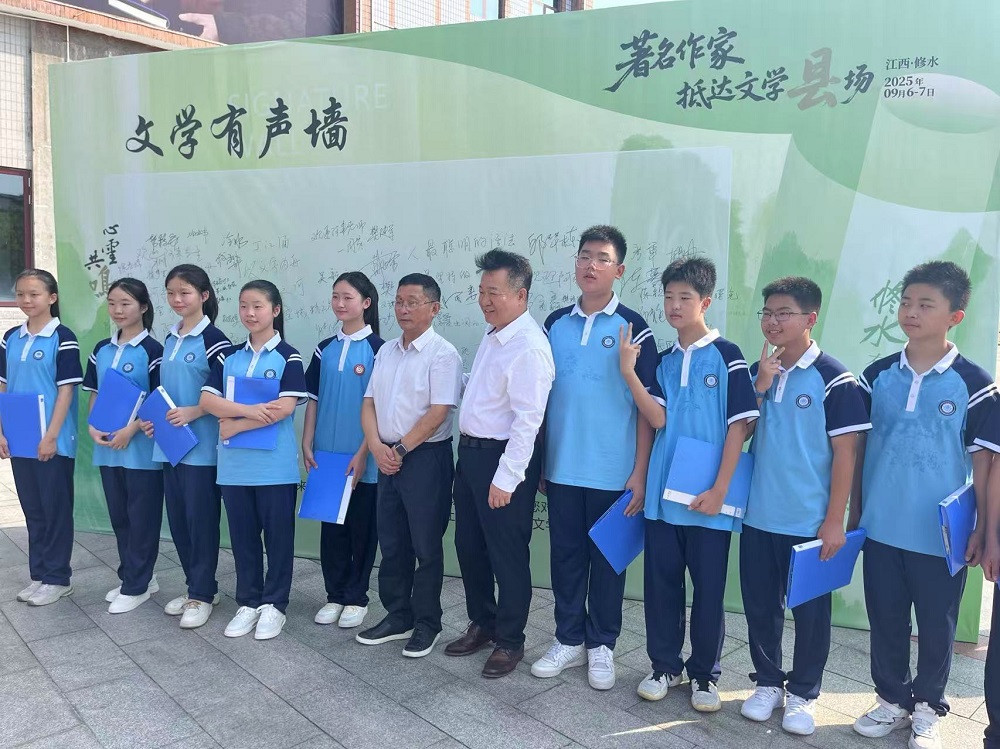 邱華棟、阿來(lái)與朗誦阿來(lái)詩(shī)歌的學(xué)生合影